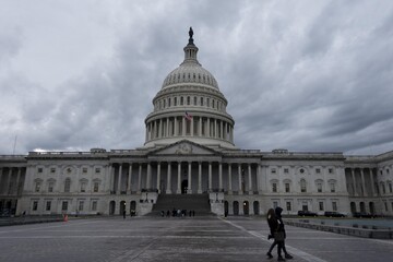 نمایندگان آمریکایی لایحه بسته کمک ۲.۴ تریلیون دلاری آماده می‌کنند