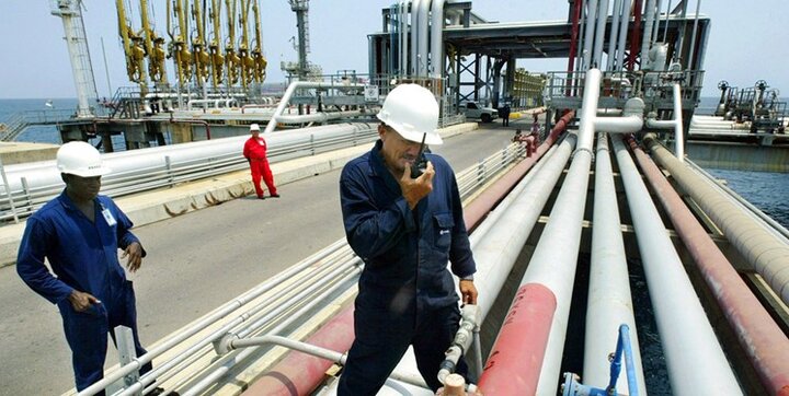 ونزوئلا در پالایشگاه کاردون بنزین تولید می‌کند