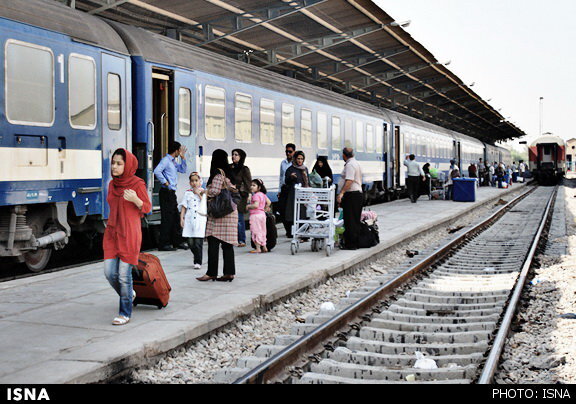 درگیری سر حجاب این بار در قطار تهران - یزد | حمایت رئیس قطار از دختر بی‌حجاب | رئیس قطار از خدمت تعلیق شد