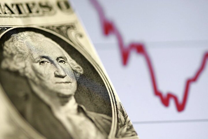اکونومیست: روند نزولی دلار در ۲۰۲۱ نیز ادامه خواهد یافت/اقتصاد آمریکا امسال ۸۷۴ میلیارد دلار کوچک می‌شود!