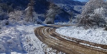 بارش برف و باران در جاده‌های ۱۵ استان/محور شمشک-دیزین مسدود است