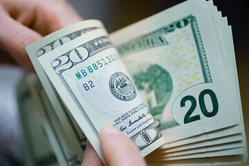 نظرسنجی رویترز: روند نزولی دلار تا ۲۰۲۱ ادامه دارد