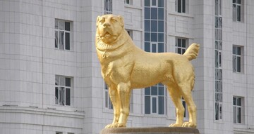 رهبر ترکمنستان در مراسمی عجیب از مجسمه طلایی سگ خود رونمایی کرد