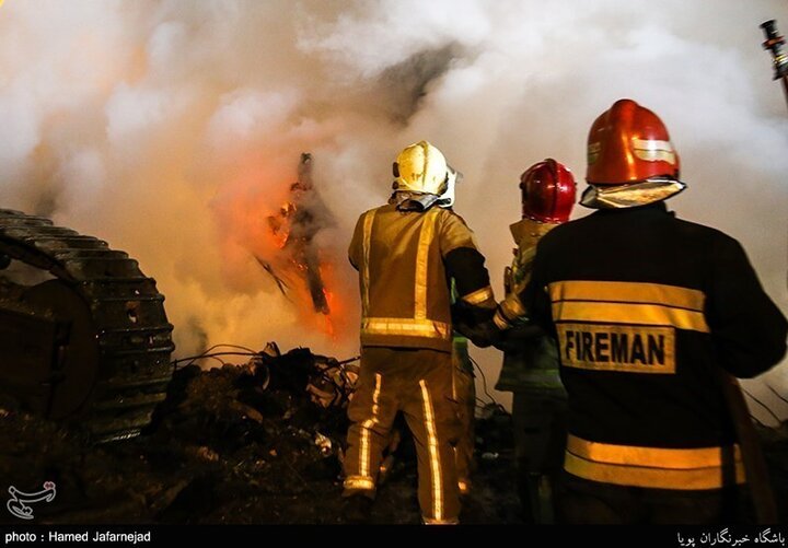 آتش‌سوزی در انبار چسب در محدوده بازار تهران / مسیرها به گلوبندک بسته است + فیلم