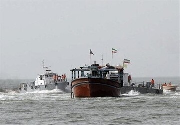 توقیف شناور خارجی حامل ۳۰۰ هزار لیتر سوخت‌ در خلیج فارس با پرچم پاناما / ۱۰ خدمه شناور دستگیر شدند