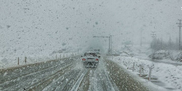 برف و باران در محورهای ۲۴ استان و انسداد ۱۳ جاده/ترافیک راه‌ها کمتر شد

