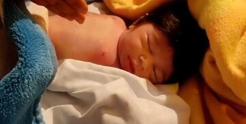 اشتباه پزشکی، نوزاد آبدانانی را در معرض خطر مرگ قرار داد/ وعده علوم پزشکی برای پیگیری + فیلم