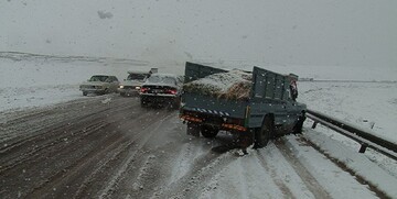 بارش باران و برف در محورهای ۹ استان کشور/ ۷ جاده مسدود است