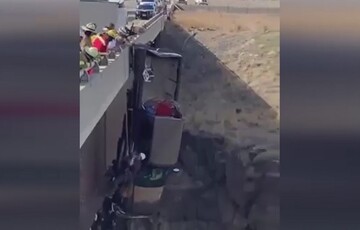 نجات معجزه آسای سرنشینان یک خودروی در حال سقوط + ویدیو