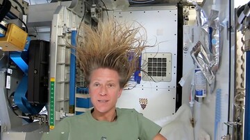 نحوه شست و شوی مو در فضا! + ویدیو