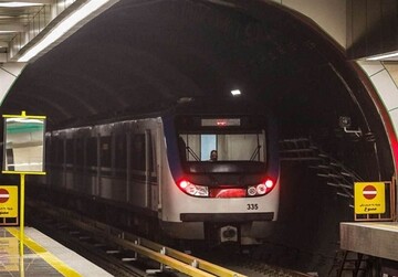 ببینید: عکس این مسافر در مترو پربازدید شد