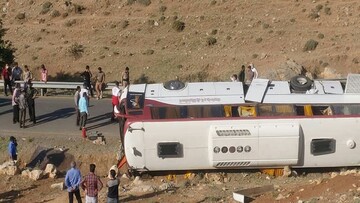 آخرین جزییات از واژگونی اتوبوس حامل خبرنگاران/ راننده اتوبوس بازداشت شد
