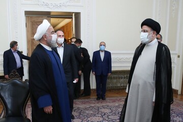 روحانی کلید دفتر ریاست جمهوری را تحویل رئیسی داد+تصاویر و فیلم