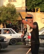 ویدئو | مردی که با قمه و تبر به جان عابران افتاد |یک جوان را کشت و  نه نفر رازخمی کرد |حال ۲ نفر وخیم است