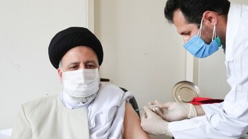 رئیسی واکسن زد/دست‌اندرکاران، همه توان خود را برای تسریع در واکسیناسیون عمومی به کار بگیرند