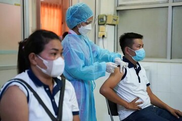 کامبوج فقیر دوز سوم واکسن یادآور کرونا را به مردم تزریق می‌کند
