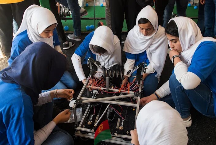 نجات نیمی از تیم رباتیک دختران افغانستان از دست طالبان

