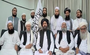 مقام پابرهنه طالبان در یک دیدار رسمی!+عکس