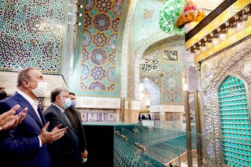 عکس/ حضور نخست وزیر عراق در مرقد مطهر امام رضا(ع)