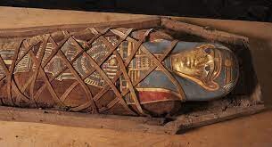 ببینید | ویدئویی شگفت انگیز از لحظه باز کردن یک تابوت ۲۵۰۰ ساله در مصر