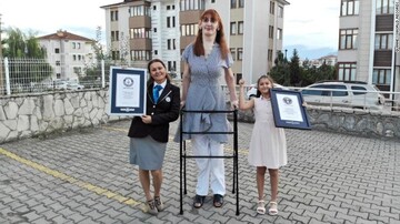 تصاویر | بلندقدترین زن دنیا اهل ترکیه و ۲۴ ساله است | دیدن زمین از فاصله ۲۱۵.۱۶ سانتیمتری!