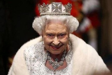 نصب آگهی فوت ملکه انگلیس + فیلم
