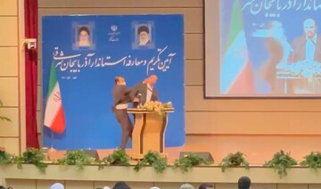 سیلی یکی از حاضرین به استاندار/ تنش در مراسم معارفه استاندار جدید آذربایجان شرقی + ویدئو
