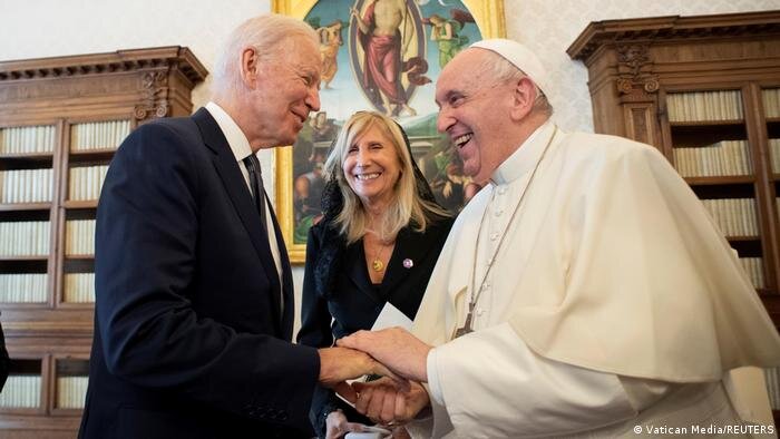 افشای راز سخنان عجیب جو بایدن در ملاقات با پاپ