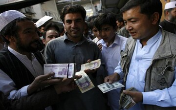 استفاده از دلار در افغانستان ممنوع شد/ دلار در ایران گران می‌شود؟