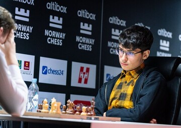 پیروزی شطرنج باز پناهنده ایرانی مقابل قهرمان جهان
