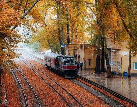 تصاویر | زیباترین ایستگاه راه آهن ایران غرق در پاییز