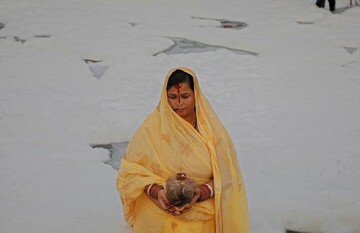 شنای مذهبی هندوها در اقیانوسی از آب سمی | تصاویر