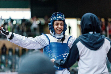 نماینده انگلستان دست و پا بسته مقابل شیر دختر ایرانی! فیلم صعود زهرا شیدایی به فینال را ببینید
