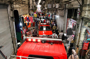 ببینید / شعله‌های مهیب آتش در بازار کفاشهای تهران! شرایط خاص در تیمچه تا سیدولی