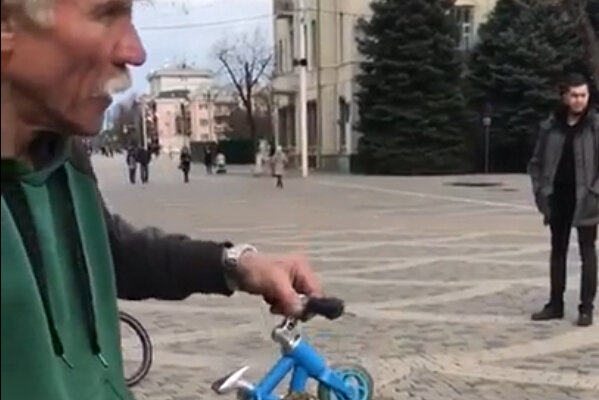 دوچرخه سواری عجیب یک پیرمرد با کوچکترین دوچرخه دنیا + فیلم