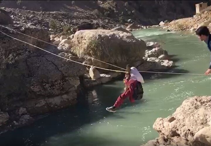 این فیلم واقعی است! / عبور عجیب و خطرناک روستائیان در خوزستان