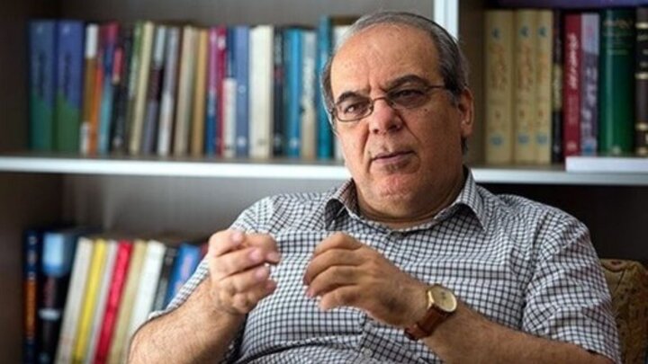 عباس عبدی: پرداخت ریالی به مردم در شرایط تورمی دو رقمی، فریب دادن مردم و کسب پول برای تامین بودجه دولت است