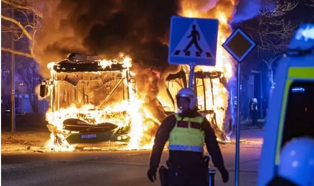 شب ناآرام در سوئد پس از به آتش کشیدن قرآن