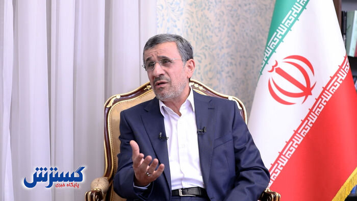 انتقاد شدید احمدی نژاد از آنان که «در کره ماه زندگی» می کنند/اجازه ندارید کشتی کشور و مردم را سوراخ کنید