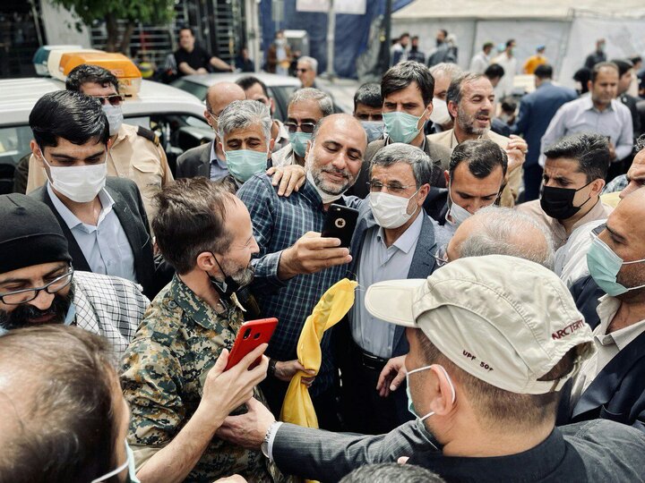ازدحام مردم برای عکس سلفی با احمدی نژاد در راهپیمایی روز قدس + عکس