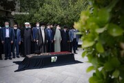 رهبر انقلاب بر پیکر حجت‌الاسلام دعائی نماز اقامه کردند