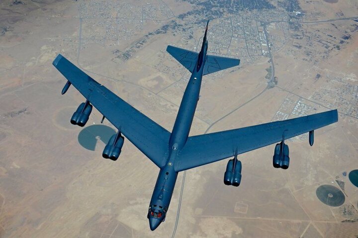 پرواز ۲ بمب افکن بی۵۲ آمریکا بر فراز خلیج فارس