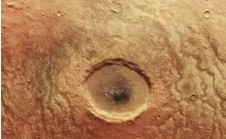 کسی از مریخ به ما نگاه می‌کند؟ | راز یک چشم بزرگ در سطح سیاره سرخ