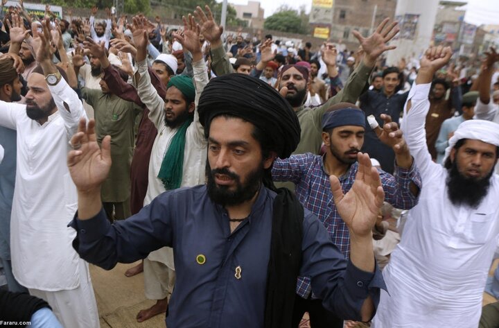 حمله مسلمانان خشمگین پاکستان به بیلبوردهای سامسونگ + فیلم