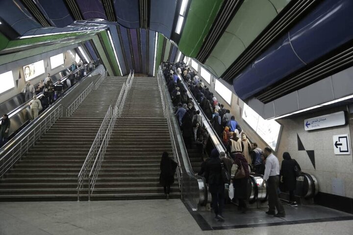 حادثه در مترو تهران؛ ۷ نفر مصدوم شدند | پله برقی مترو دروازه دولت حادثه آفرید