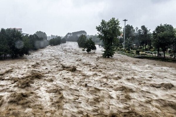 لحظه وقوع سیل شدید رودخانه کردان در روستای برغان 