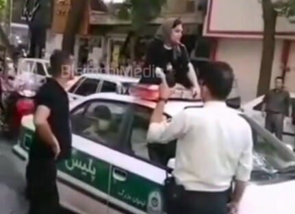 بازداشت زنی که در تهران روی سقف ماشین پلیس نشست + فیلم