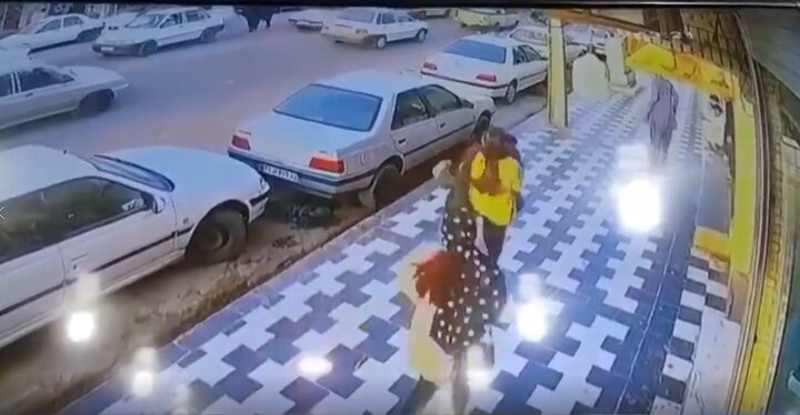 سرقت ناموفق کیف یک زن در چابهار؛سارق را کتک زدند + فیلم