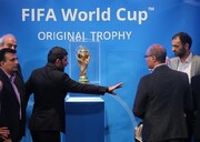رونمایی جنجالی از کاپ جام جهانی/آبرویمان رفت نماینده فیفا قهر کرد + فیلم