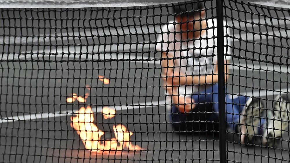 یک معترض در تنیس لندن خود را آتش زد! + تصاویر 
